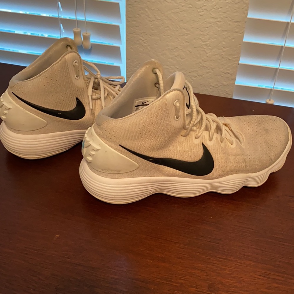 Nike Hyperdunks - image 4